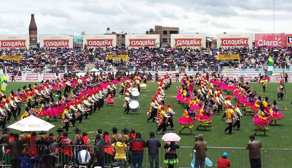 Los ensayos generales de los conjuntos de danzas de trajes de luces se desarrollan en diferentes barrios. (Foto: Luis Pacora / El Comercio)