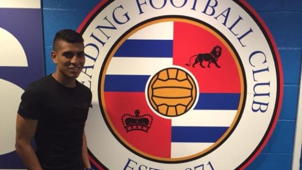 Paolo Hurtado posa con la insignia de nuevo club en Inglaterra
