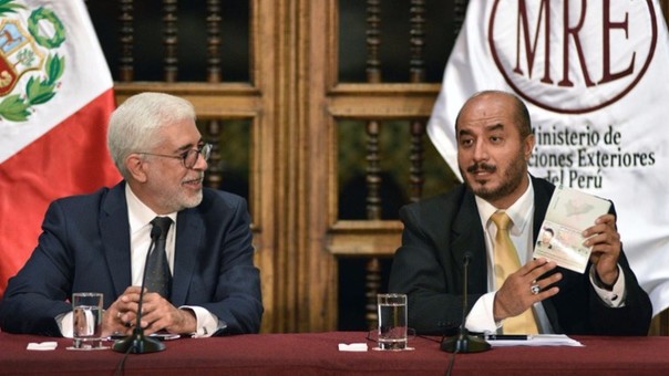 El ministro del Interior José Pérez Guadalupe muestra como serán los pasaportes biométricos que se emitirán desde febrero de 2016