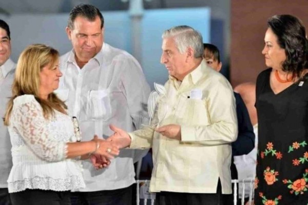 Marinés Justiniano recibiendo el reconocimiento de las autoridades de Tabasco en México