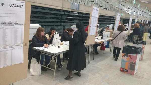 Una religiosa peruana cumple con ejercer su voto en el Palau Sant Jordi de Barcelona / Foto: Joseph Saavedra V.