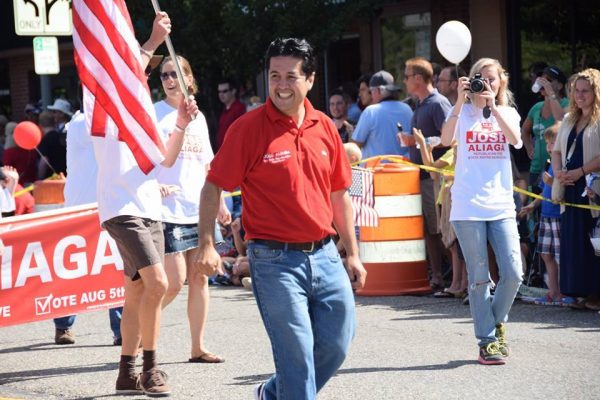 José Aliaga durante su campaña de reelección como concejal por el Estado de Michigan
