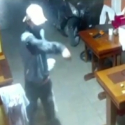 Momento en el que el presunto delincuente ingresa a asaltar el chifa en Villa El Salvador